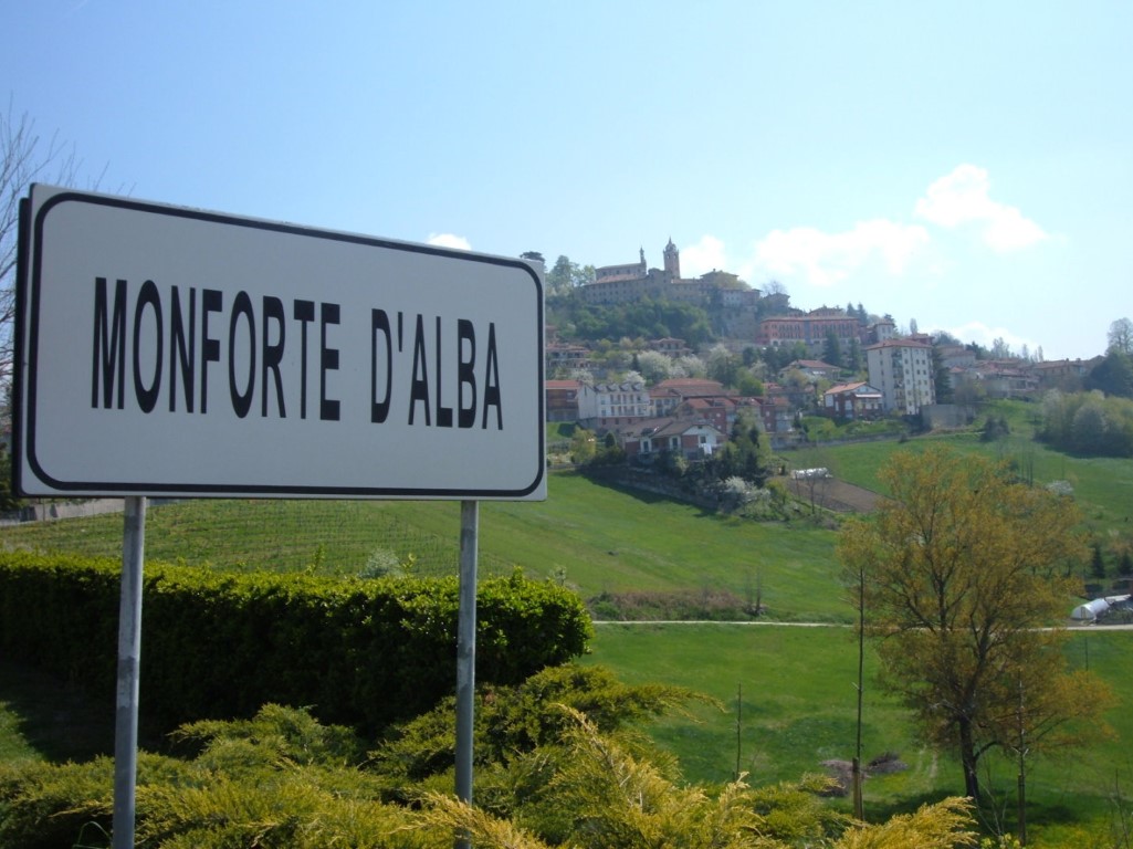 Skilt med tekst: Monforte d’alba